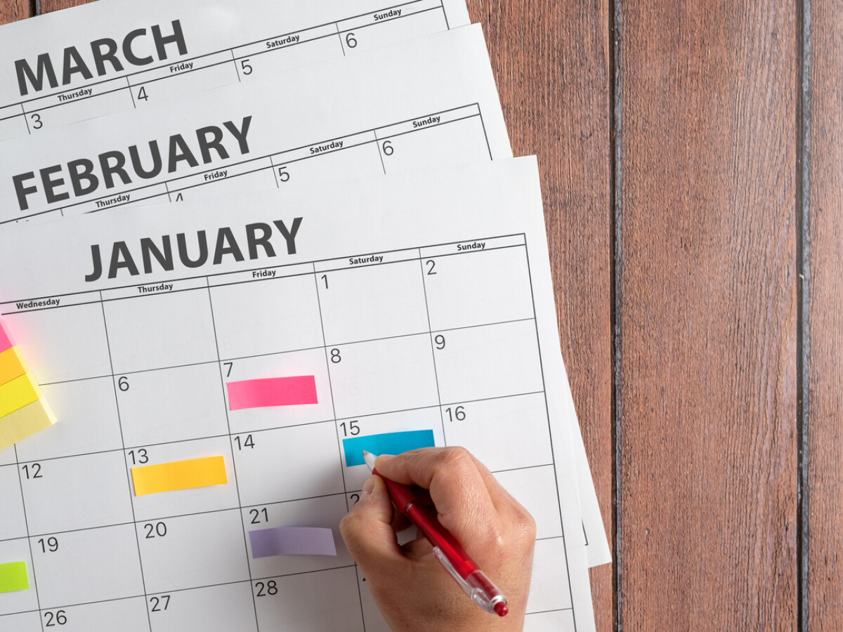 Een content kalender met de maanden januari, februari en maart.